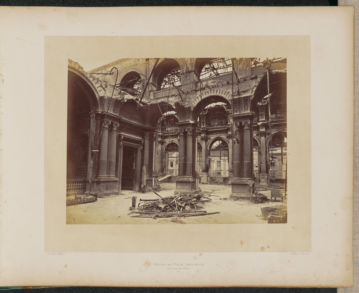 Spalony Hôtel de Ville. Wejście do Salonów. autorstwa Alphonse J. Liébert