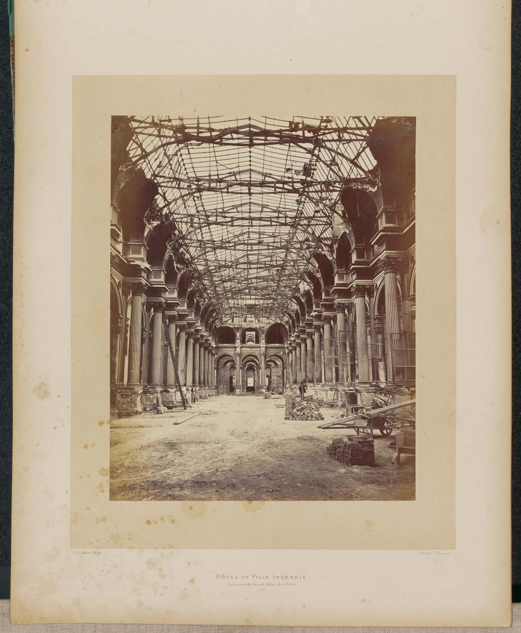 Spalony Hôtel de Ville. Wnętrze wielkiego salonu balowego. autorstwa Alphonse J. Liébert