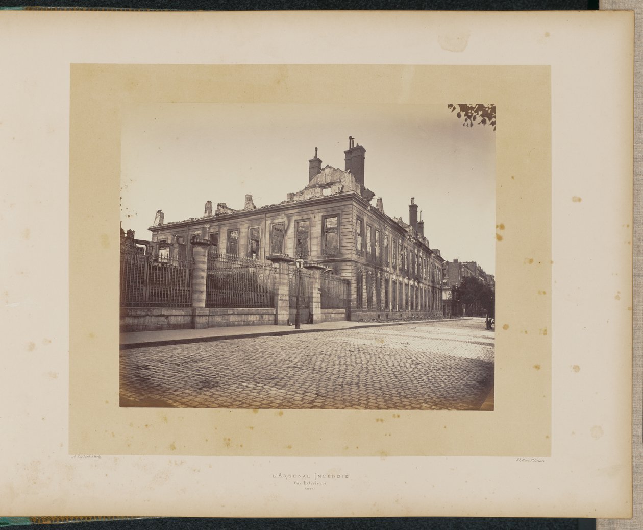 Płonący Arsenał. Widok zewnętrzny. autorstwa Alphonse J. Liébert
