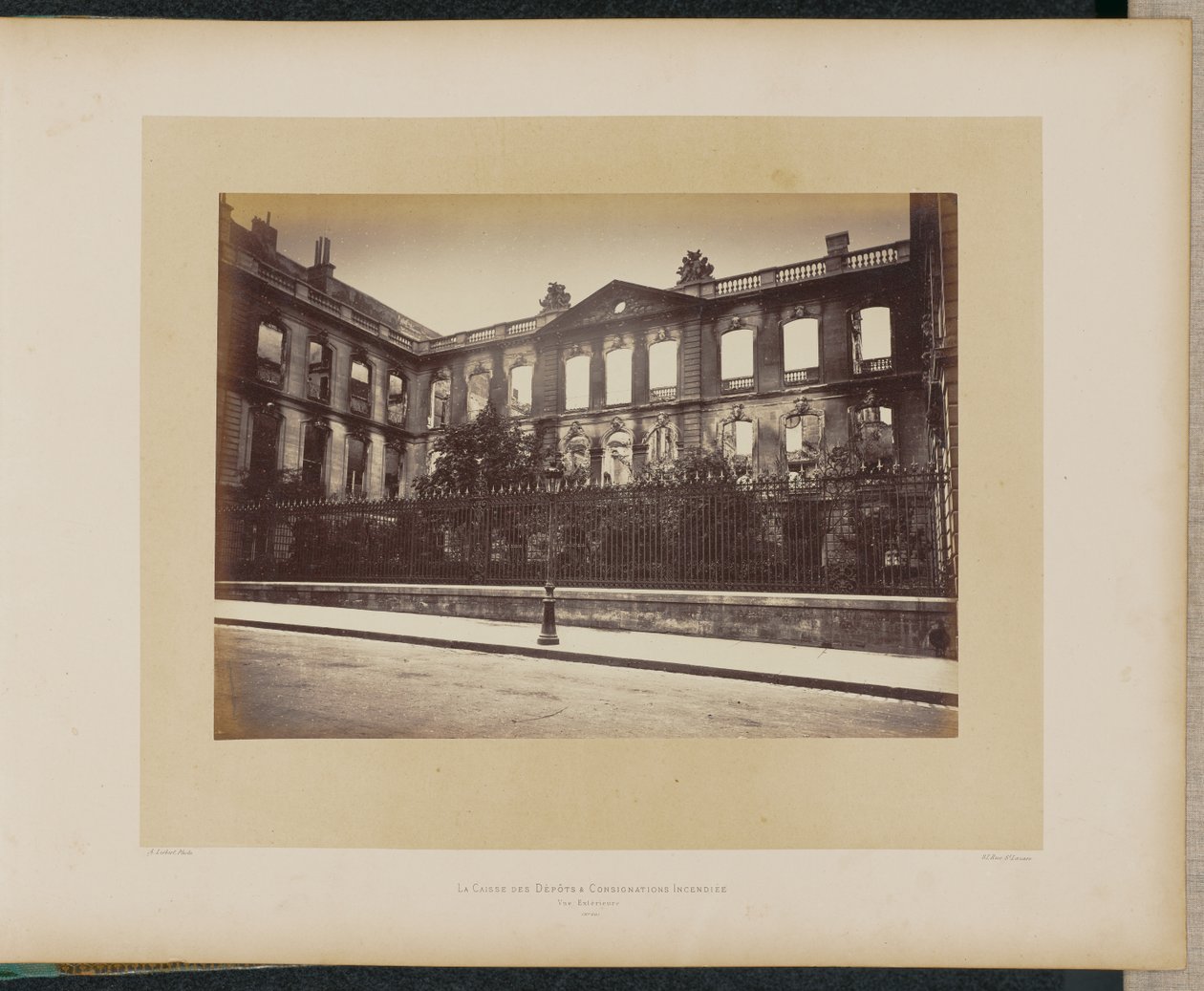 Płonąca Caisse des Dépôts et Consignations. Widok zewnętrzny. autorstwa Alphonse J. Liébert