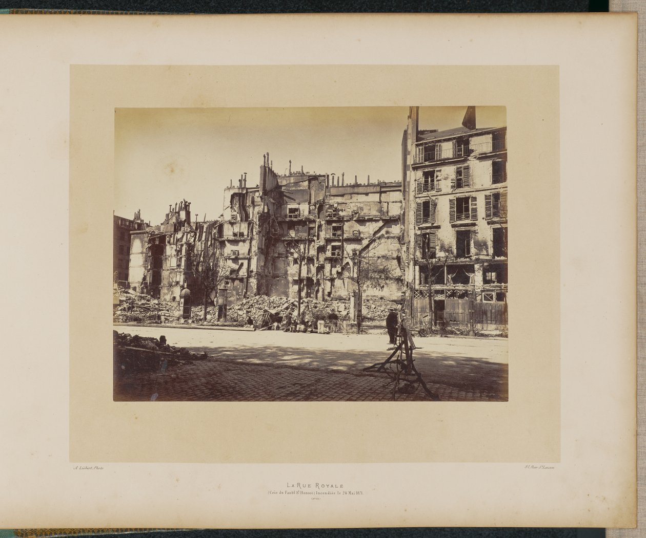 Rue Royale (róg Faubourg Saint-Honoré), podpalona 24 maja 1871 r. autorstwa Alphonse J. Liébert