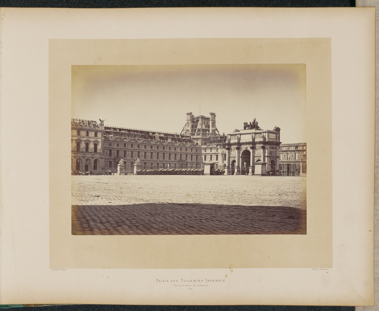 Płonący Pałac Tuileries. Widok na Place du Carrousel. autorstwa Alphonse J. Liébert