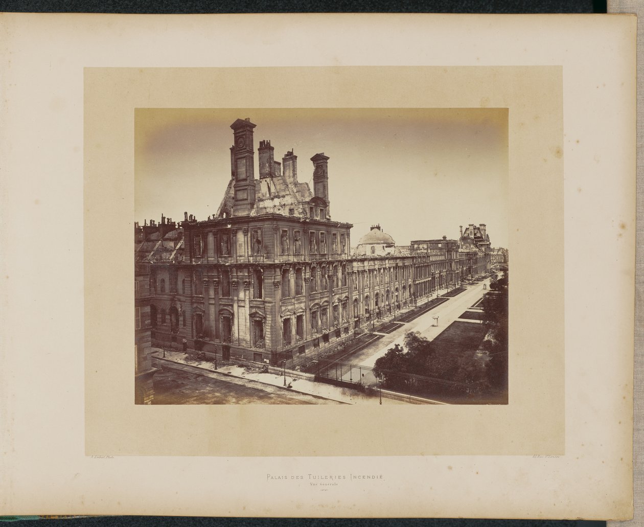 Spalony pałac Tuileries. Widok ogólny. autorstwa Alphonse J. Liébert