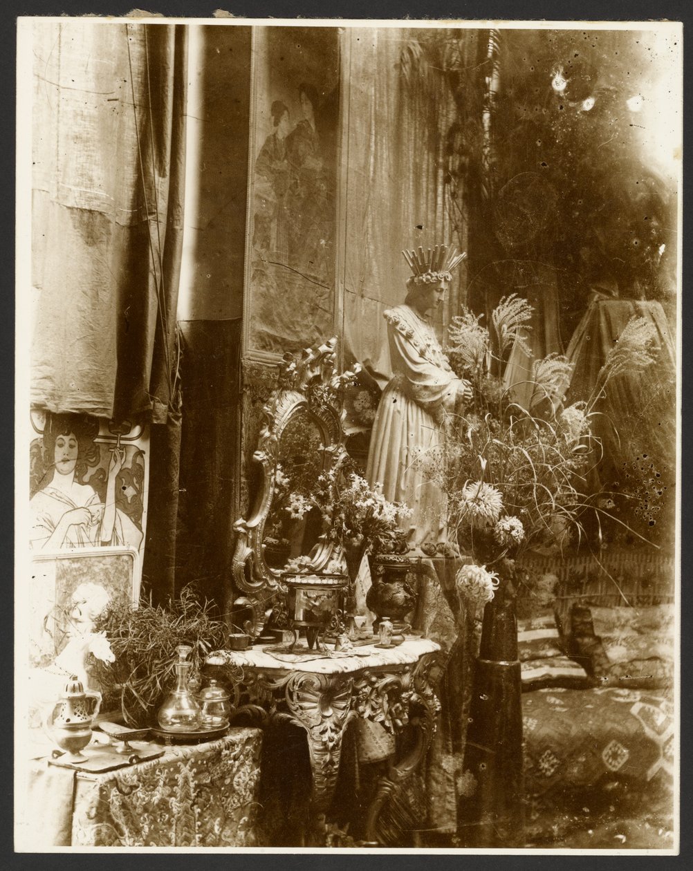 [Kącik pracowni Muchy z rzeźbami, grafikami i kwiatami, Rue du Val-de-Grâce, Paryż]. autorstwa Alphonse Maria Mucha