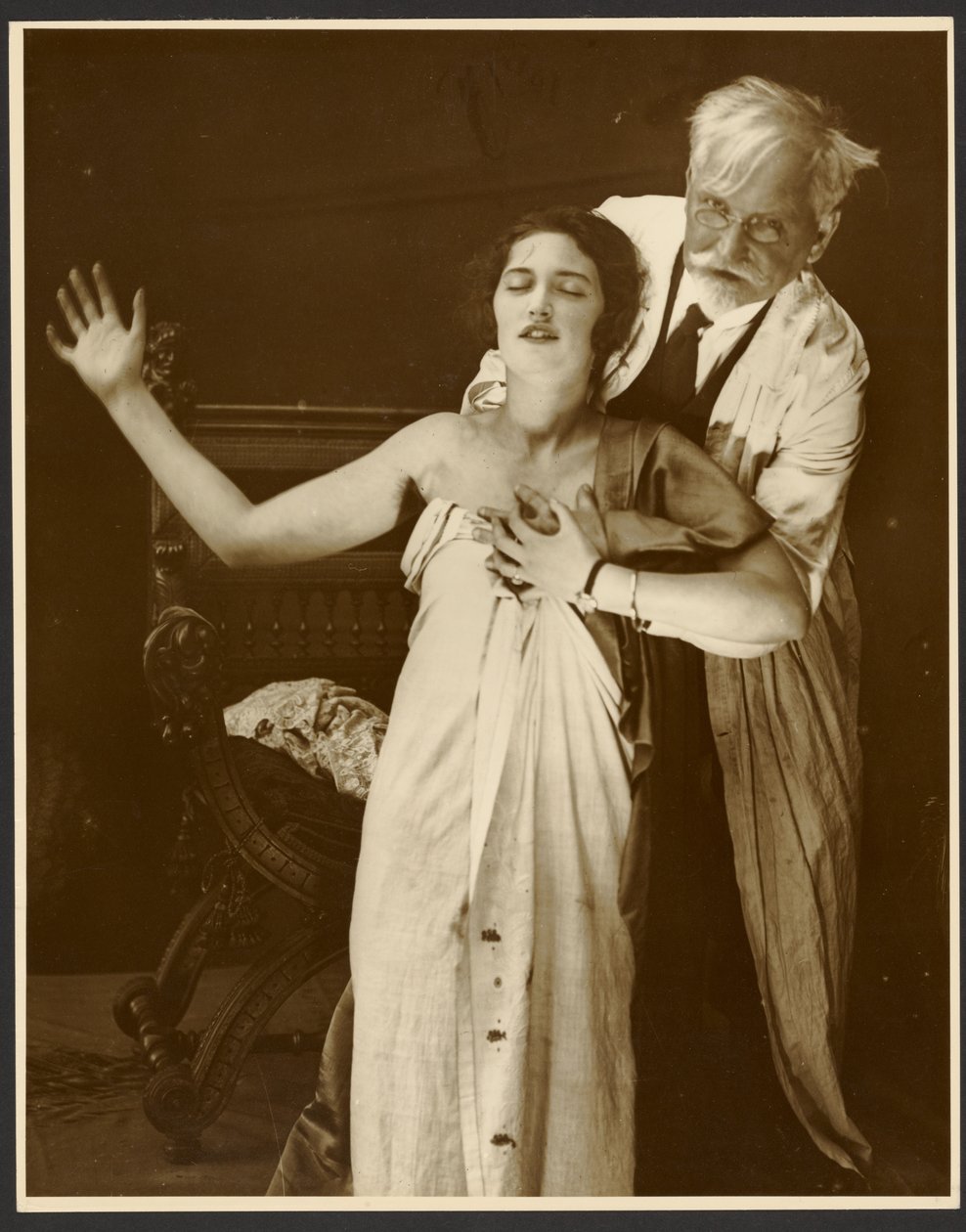 [Alfons Mucha w kostiumie z córką Jarosławą jako modelką do plakatu, "De Forest Phonofilm", pierwszy "film mówiony" wyświetlany w kinie Bio Adria (Praga), Zbiroh, Czechy]. autorstwa Alphonse Maria Mucha