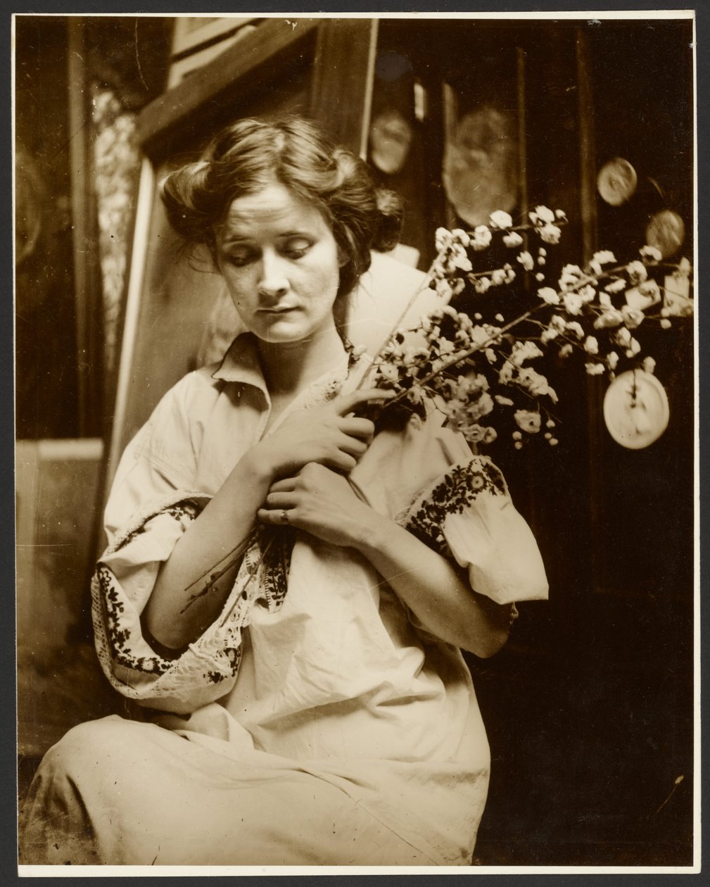 [Modelka trzymająca kwiaty] autorstwa Alphonse Maria Mucha