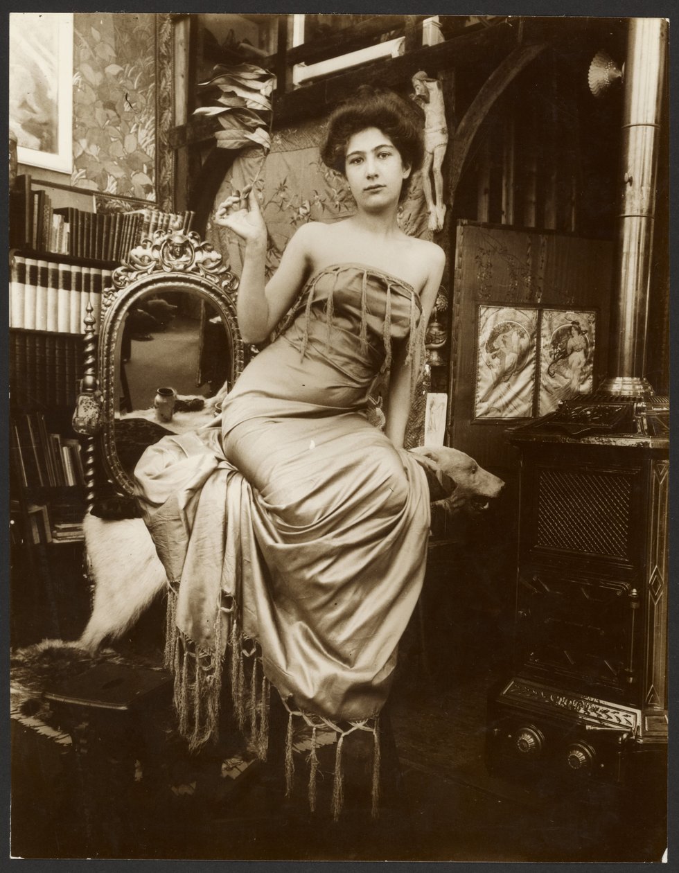 [Modelka trzymająca gałązkę lauru, Paryż]. autorstwa Alphonse Maria Mucha