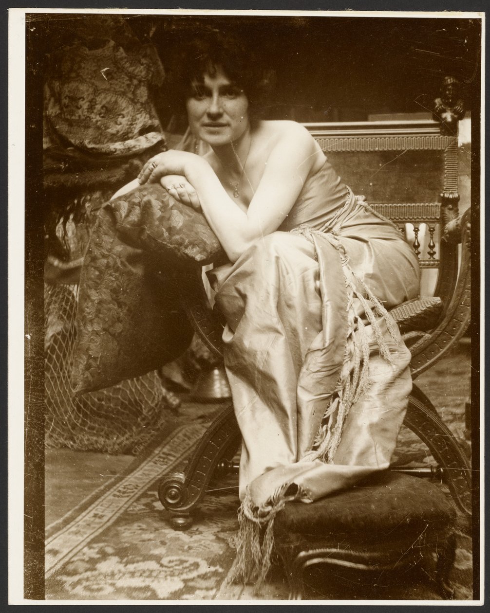 [Modelka pozująca do panelu dekoracyjnego "Szmaragd", używanego na początku lat 30. do kilku innych rysunków i obrazów, Paryż]. autorstwa Alphonse Maria Mucha