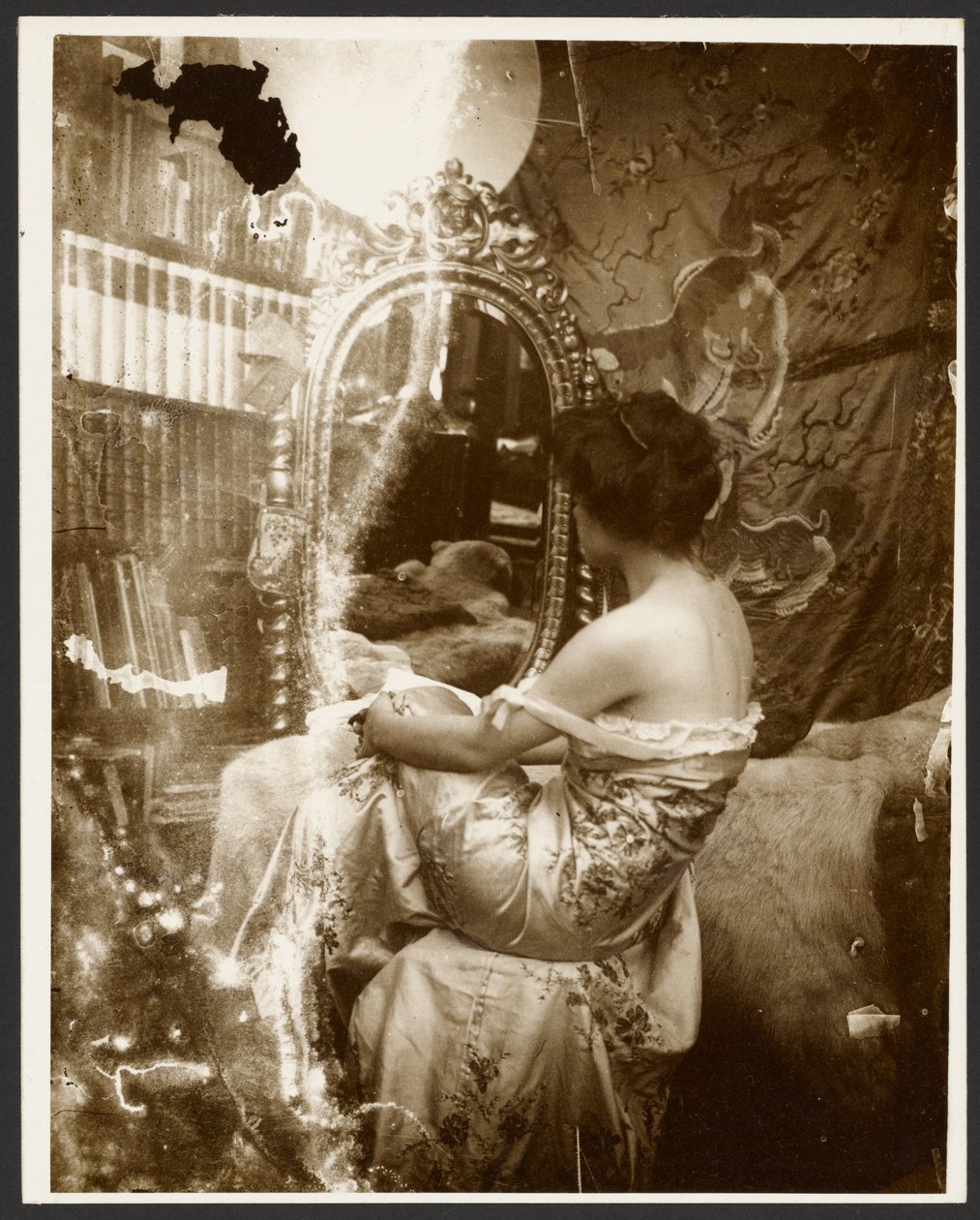 [Modelka siedząca przed lustrem, Paryż] autorstwa Alphonse Maria Mucha