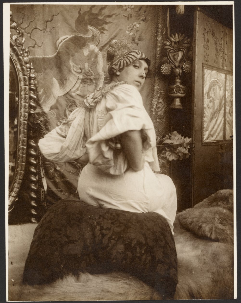 [Modelka wykorzystana w panelach dekoracyjnych Teatru Niemieckiego (Nowy Jork) z 1908 roku, Paryż]. autorstwa Alphonse Maria Mucha