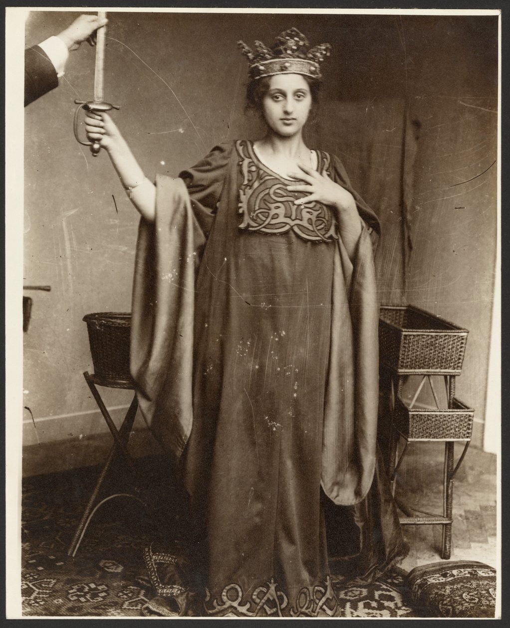 [Modelka nosząca koronę i trzymająca miecz] autorstwa Alphonse Maria Mucha