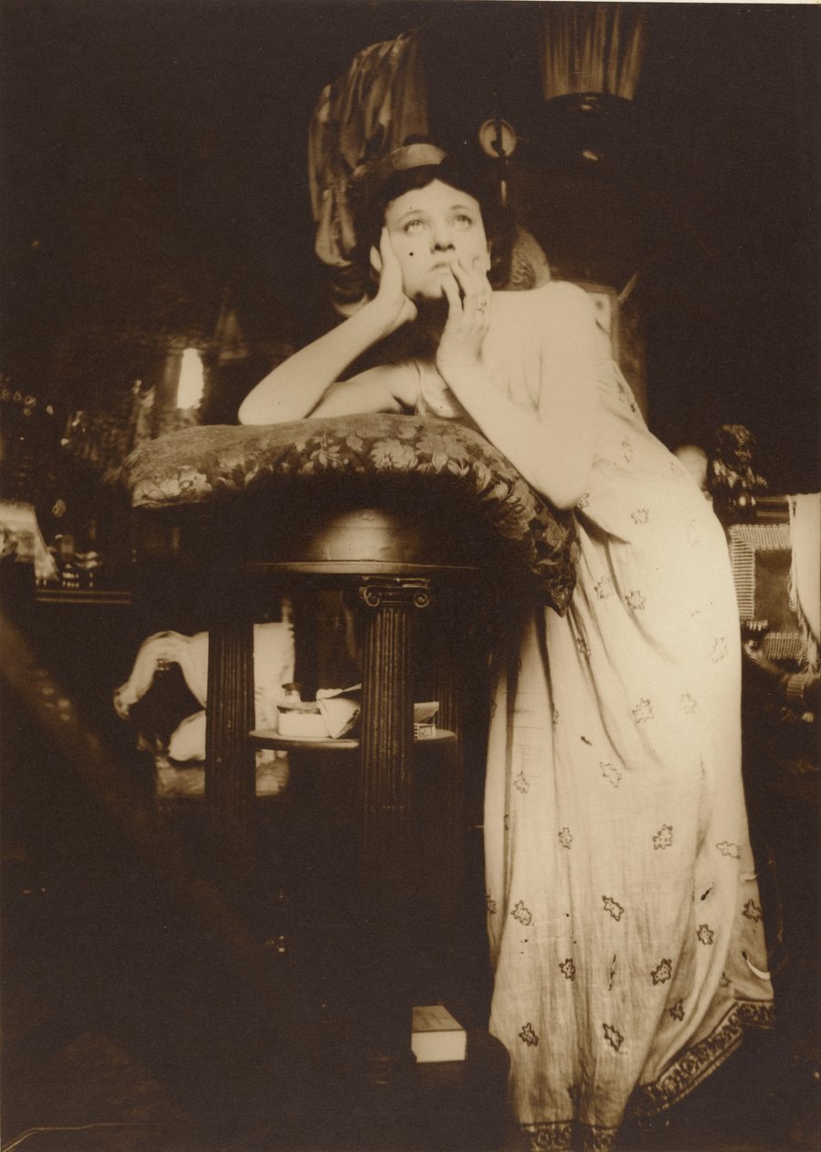 [Modelka nosząca tiarę, Paryż]. autorstwa Alphonse Maria Mucha