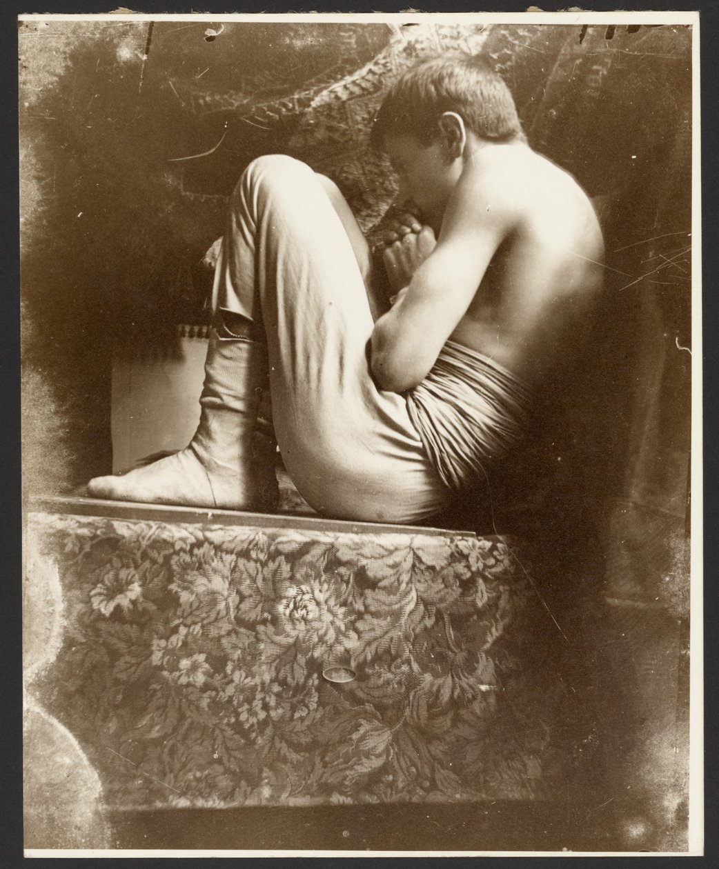 [Model w pozycji embrionalnej, Paryż] autorstwa Alphonse Maria Mucha