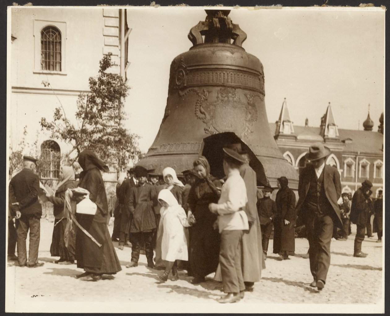 [Fotografie z podróży studyjnej do Rosji wykorzystane w obrazie "Zniesienie pańszczyzny w Rosji" (1914), z cyklu "Epopeja Słowian, Moskwa"]. autorstwa Alphonse Maria Mucha