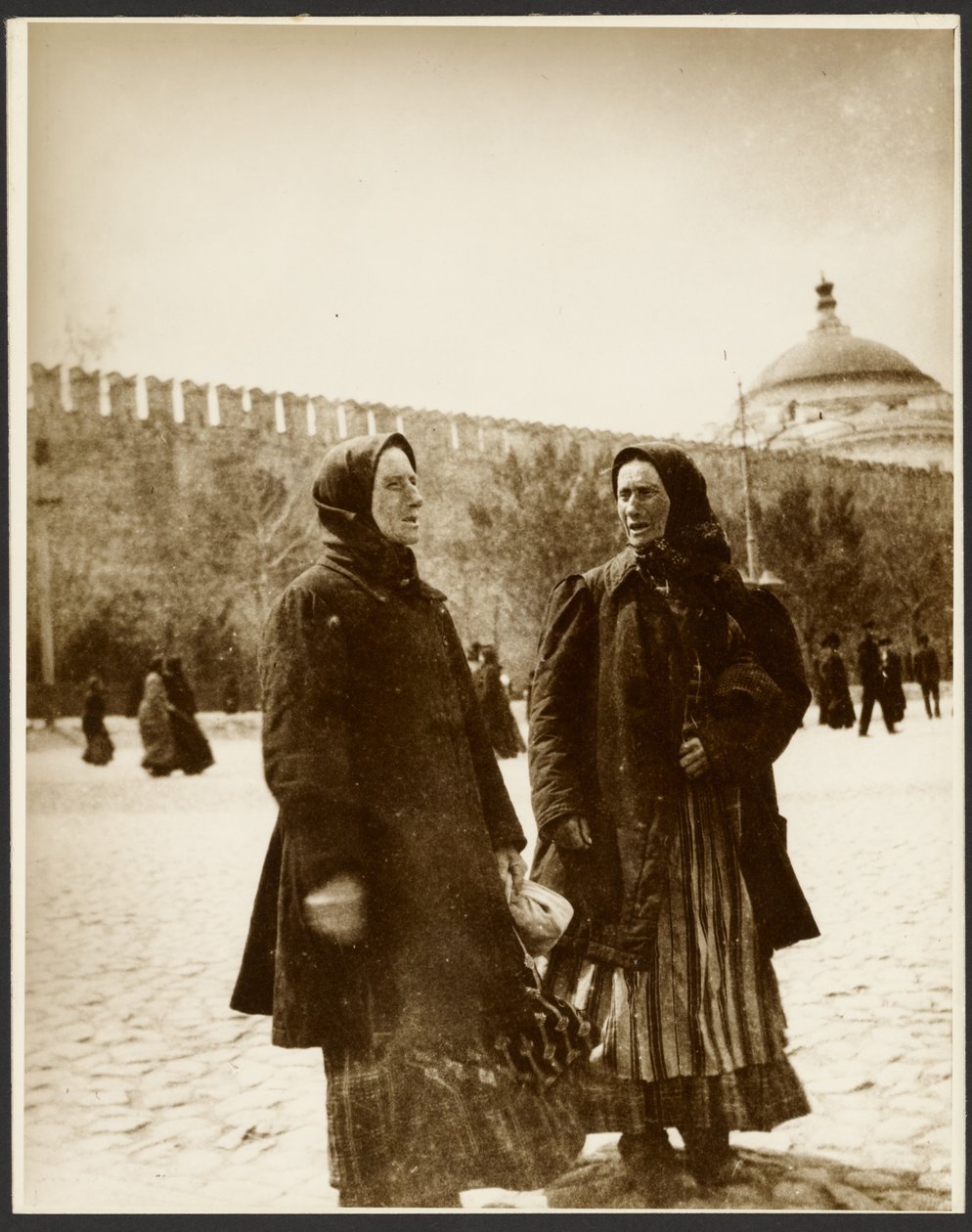 [Fotografie z podróży studyjnej do Rosji wykorzystane w obrazie "Zniesienie pańszczyzny w Rosji" (1914), z cyklu "Epopeja Słowian, Moskwa"]. autorstwa Alphonse Maria Mucha