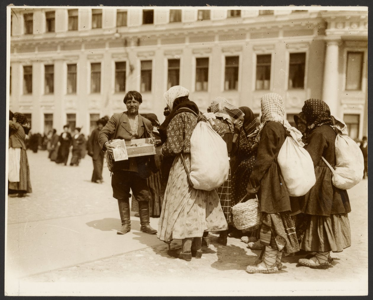 [Fotografie z podróży studyjnej do Rosji wykorzystane w obrazie "Zniesienie pańszczyzny w Rosji" (1914), z cyklu "Epopeja Słowian, Moskwa"]. autorstwa Alphonse Maria Mucha