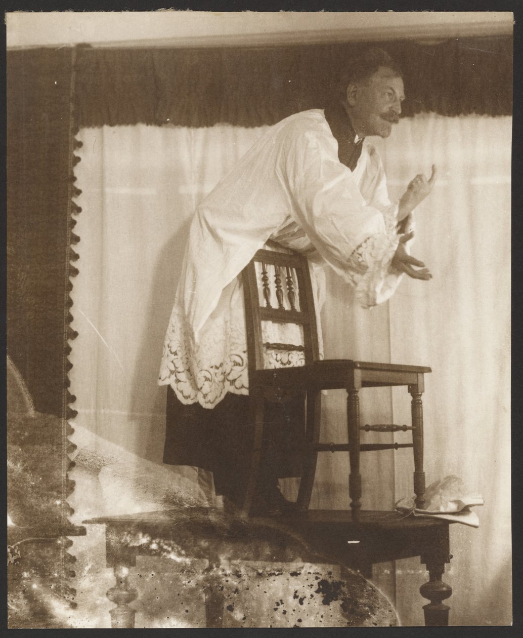 [Autoportret Alfonsa Muchy pozującego jako "Jan Jus" do obrazu "Mistrz Jan Jus głoszący kazanie w Kaplicy Betlejemskiej" (1916) z cyklu "Epopeja Słowian, Zbiroh, Czechy"]. autorstwa Alphonse Maria Mucha