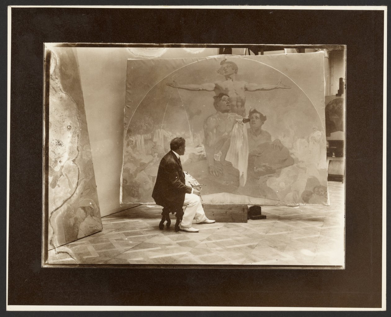 [Autoportret Alfonsa Muchy przy pracy nad obrazem "Lunette, Through Strength to Liberty, Through Love to Unity!" dla Domu Miejskiego w Ratuszu, Praga]. autorstwa Alphonse Maria Mucha