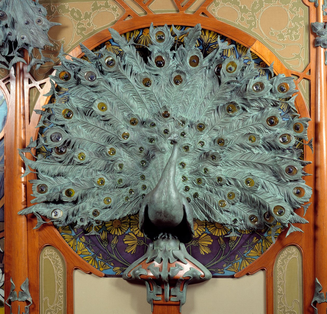 Art Nouveau: dekoracja wnętrz sklepu jubilera Georgesa Fouqueta (1862-1957) w Paryżu: rzeźba pawi w brązie (brąz) autorstwa Alphonse Mucha