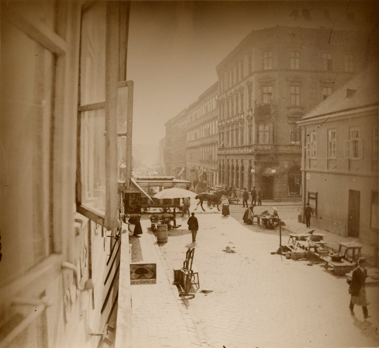 Widok z okna mieszkania Muchas, niedaleko Amalienstrasse, Monachium, 1886 (odbitka żelatynowo-srebrowa) autorstwa Alphonse Mucha