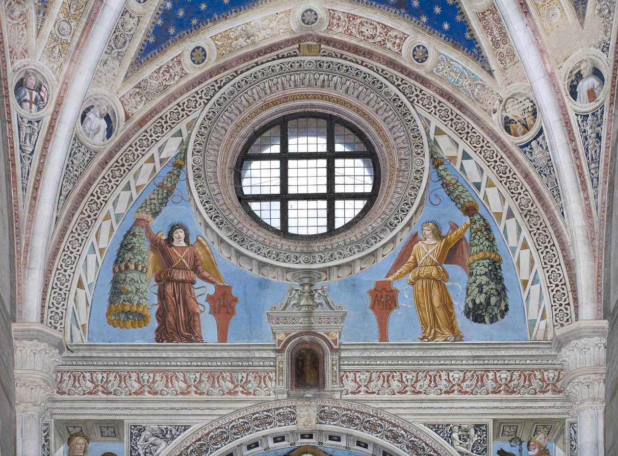 Anioły z czerwonymi tarczami i ozdobami autorstwa Ambrogio da Fossano