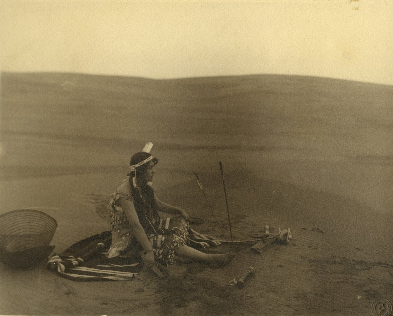 Siedząca rdzenna Amerykanka autorstwa American Photographer