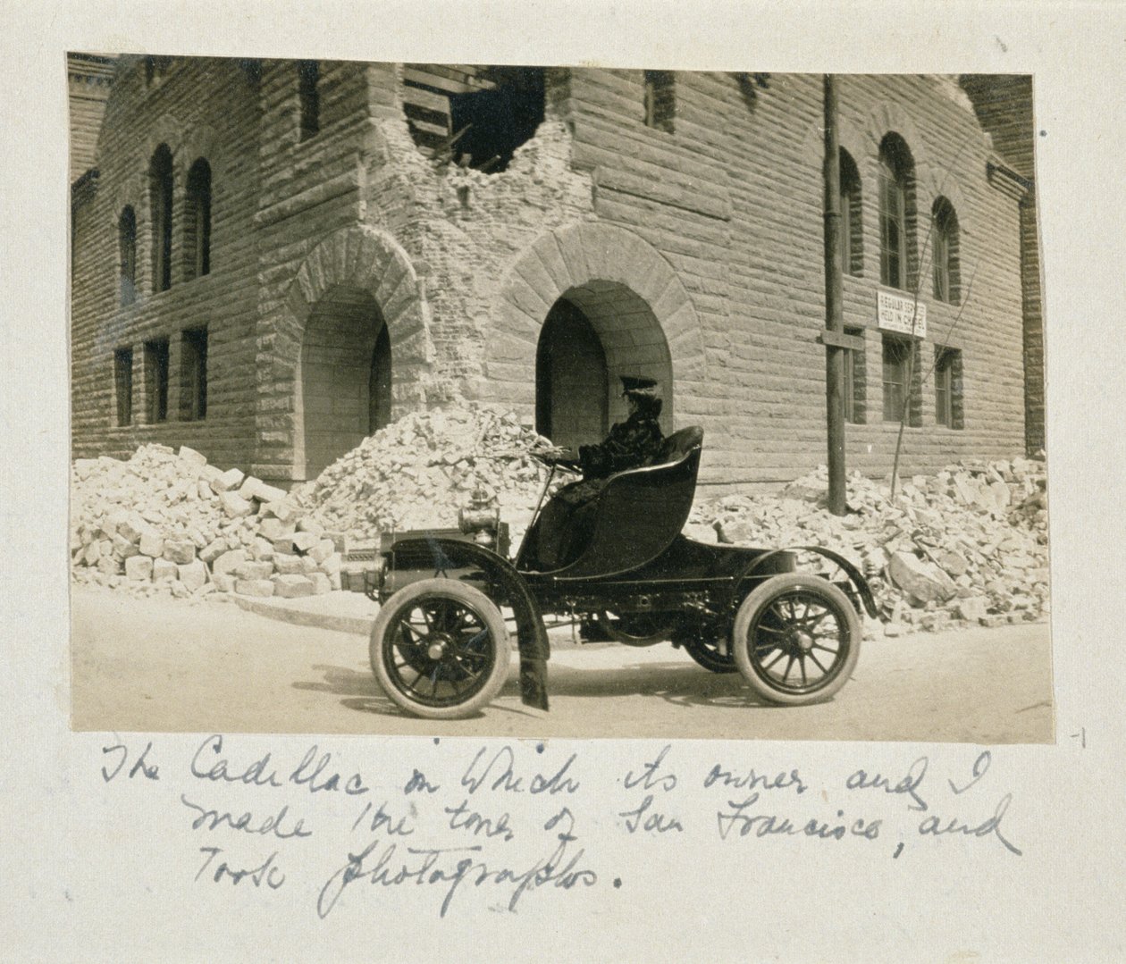 Kobieta zwiedzająca ruiny po trzęsieniu ziemi w San Francisco, 1906 autorstwa American Photographer