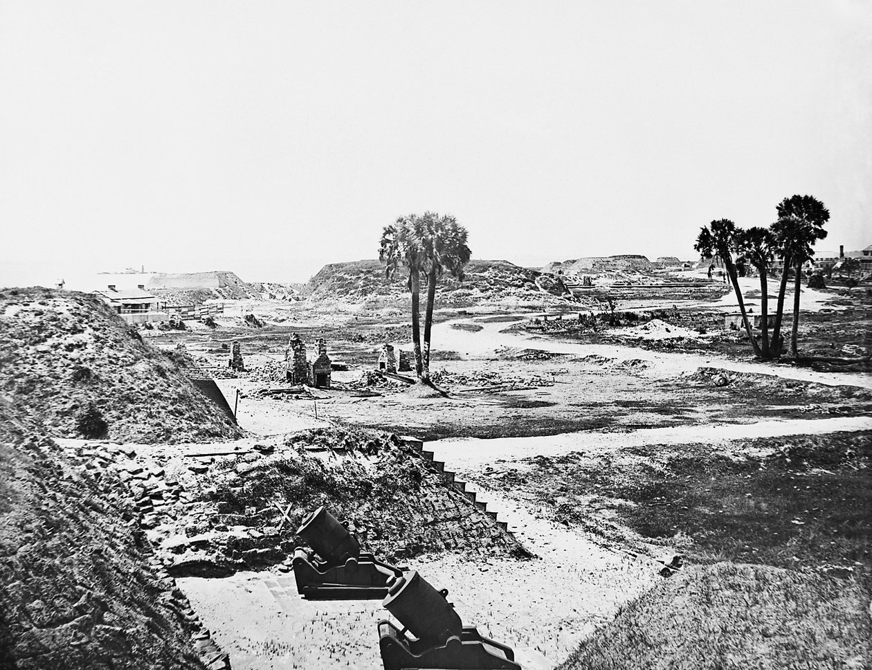 Opuszczone moździerze i puste fortyfikacje konfederatów obok Fort Moultrie na wyspie Sullivans, Charleston Harbor, Południowa Karolina, 1865 autorstwa American Photographer