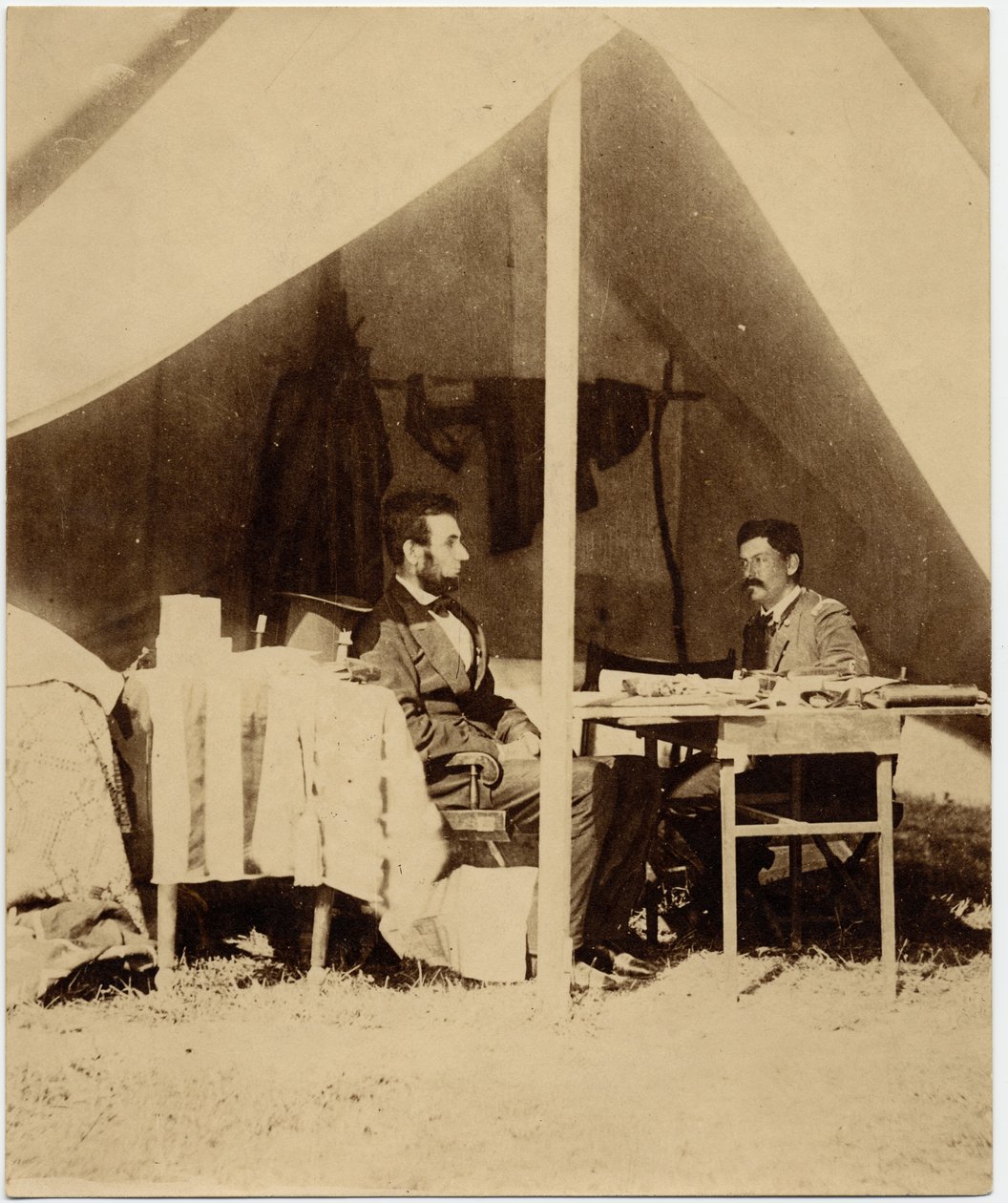Abraham Lincoln (1809-65), 16. prezydent USA i George Brinton McClellan (1826-85), generał armii Unii (zdjęcie albumu) autorstwa American Photographer
