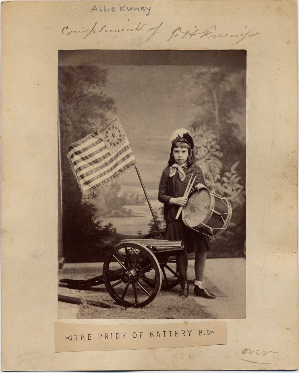 Allie Kunie, w kostiumie dziewczyny z wiersza Duma baterii B, autorstwa Franka H Gassawaya pokazanego w 336831, rewers tego zdjęcia (zdjęcie albumowe) autorstwa American Photographer