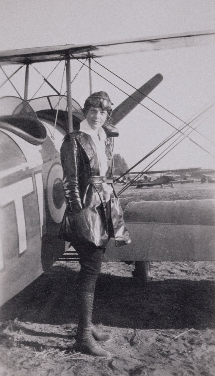 Amelia Earhart (1897-1937) obok dwupłatowca McLintic, ok. 1922 autorstwa American Photographer