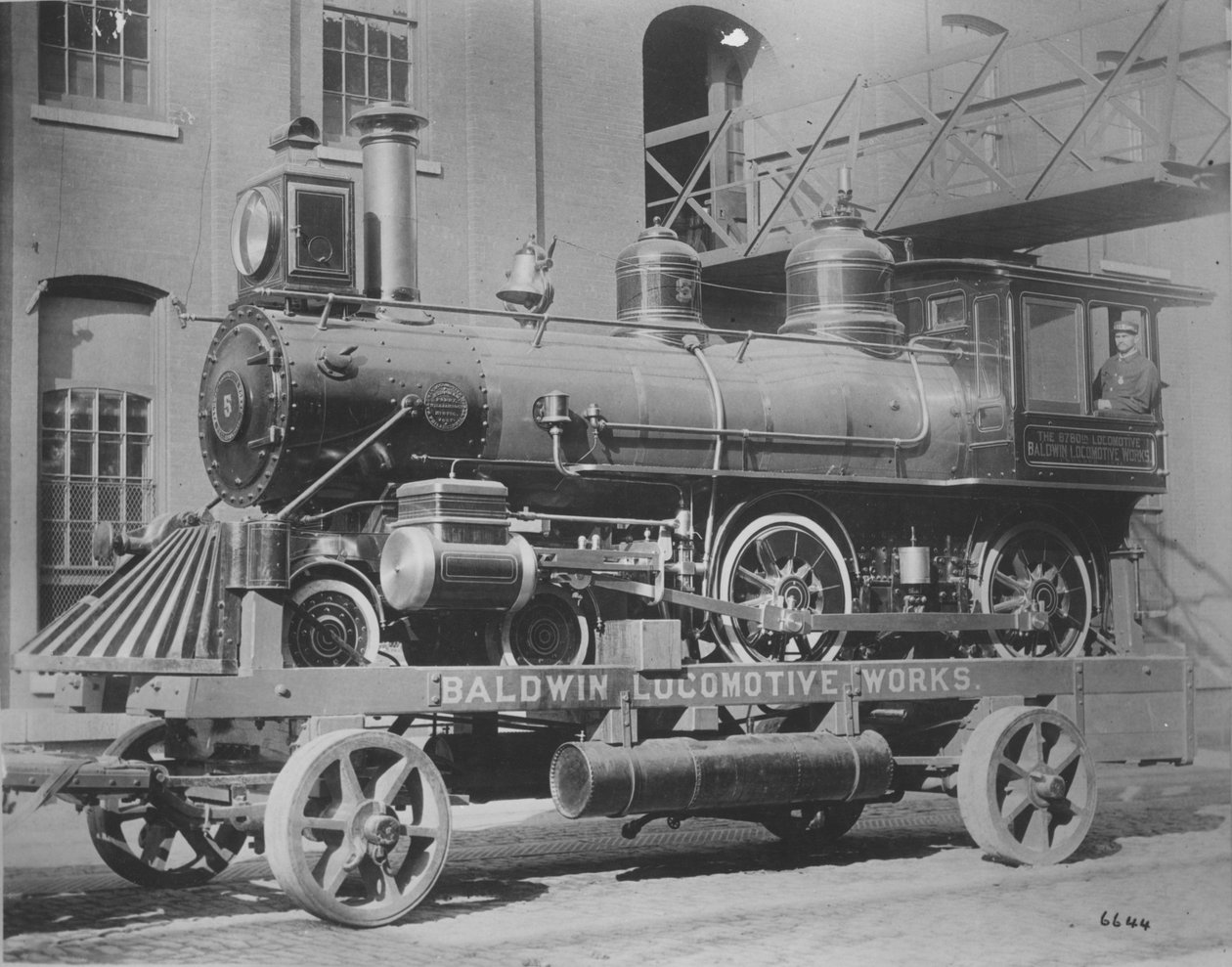 Baldwin Locomotive Works, wystawa handlowa, obchody stulecia konstytucji, Filadelfia, Pensylwania, 1887 autorstwa American Photographer