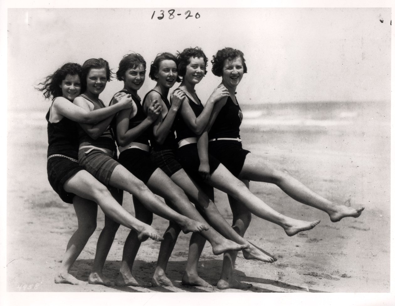Kąpielowe piękności, 1924 autorstwa American Photographer