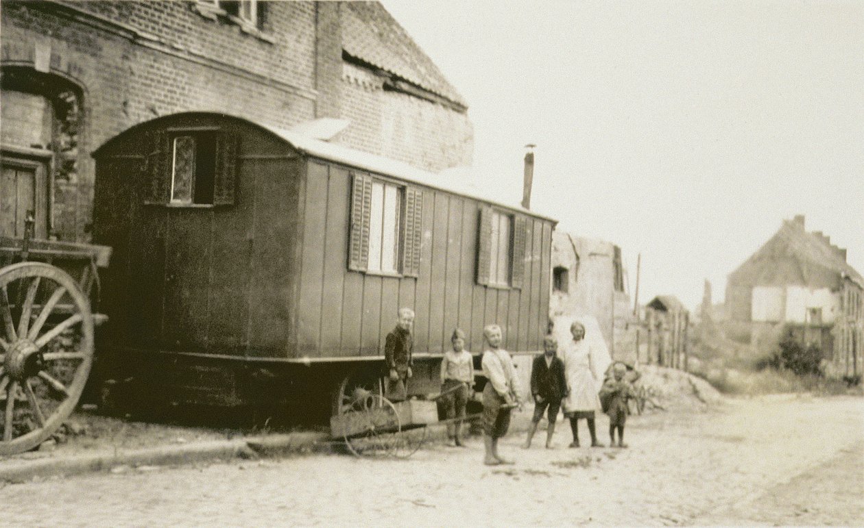 Dzieci i rodziny w powojennej Francji, Lens, Pas-de-Calais, 1919 autorstwa American Photographer