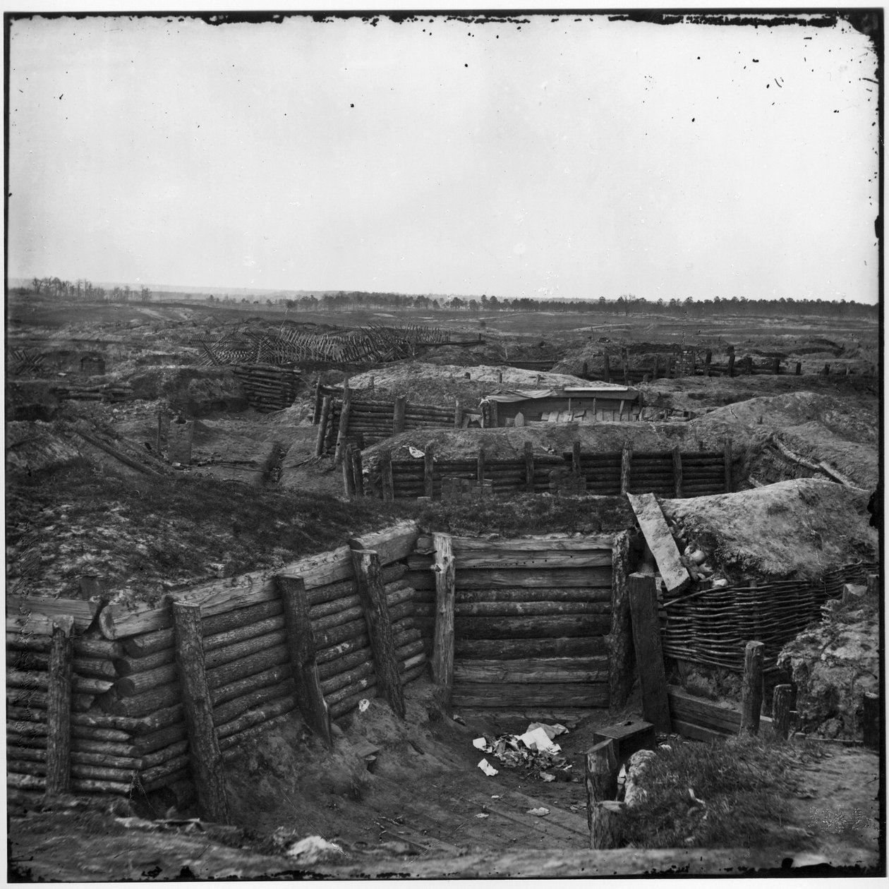 Konfederackie fortyfikacje z Chevaux-de-Frise za nimi, Petersburg, Wirginia, kwiecień 1865 autorstwa American Photographer