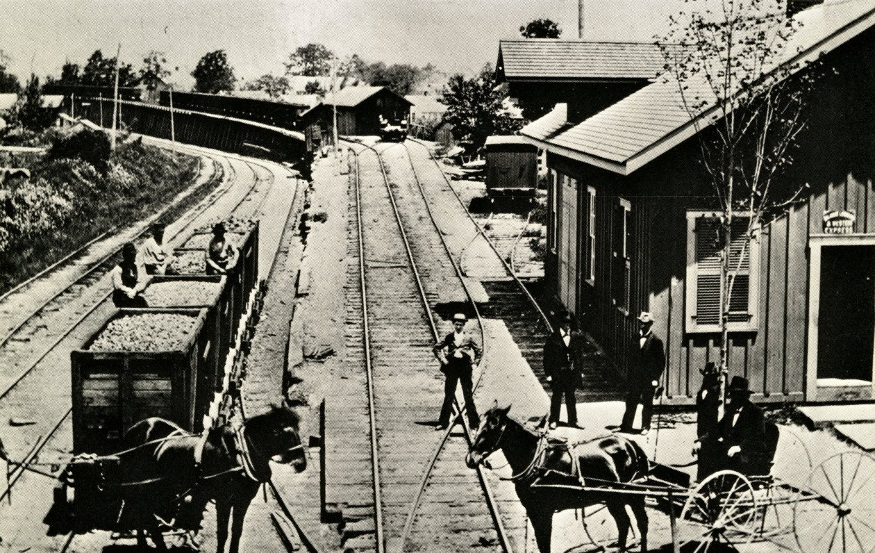 Zajezdnia i tory, Waymart, Pensylwania, 1895 autorstwa American Photographer