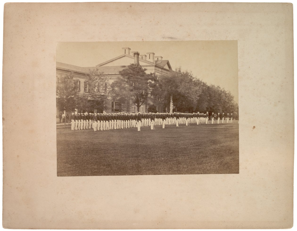 Parada sukienek latem, ok. 1870 (zdjęcie w sepii) autorstwa American Photographer