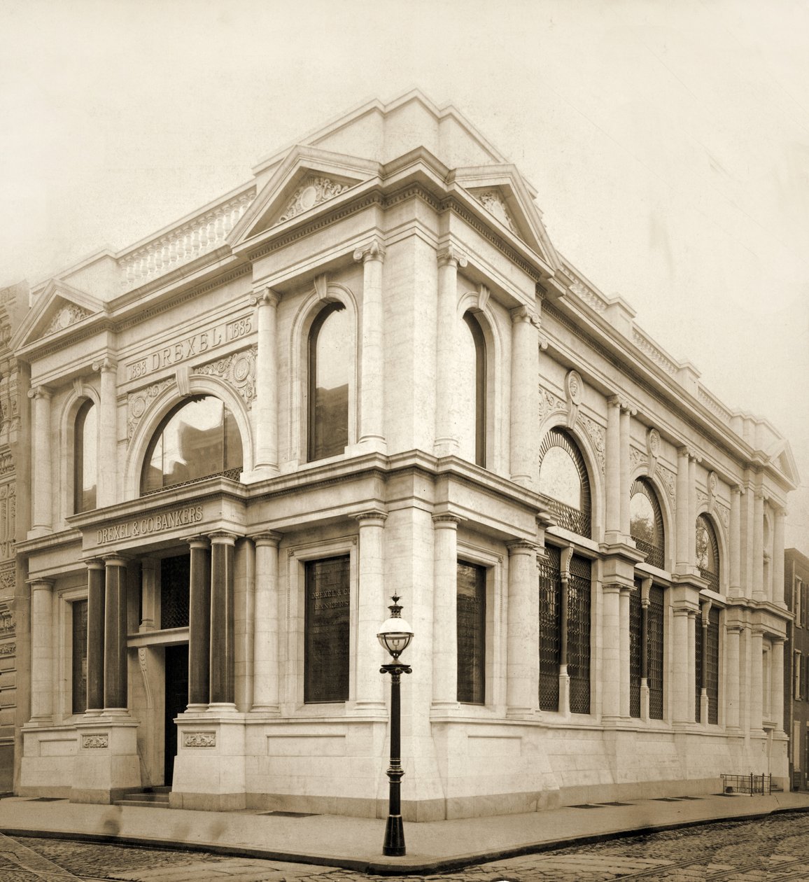 Drexel and Co., Chestnut St. South Side, na wschód od 5th autorstwa American Photographer