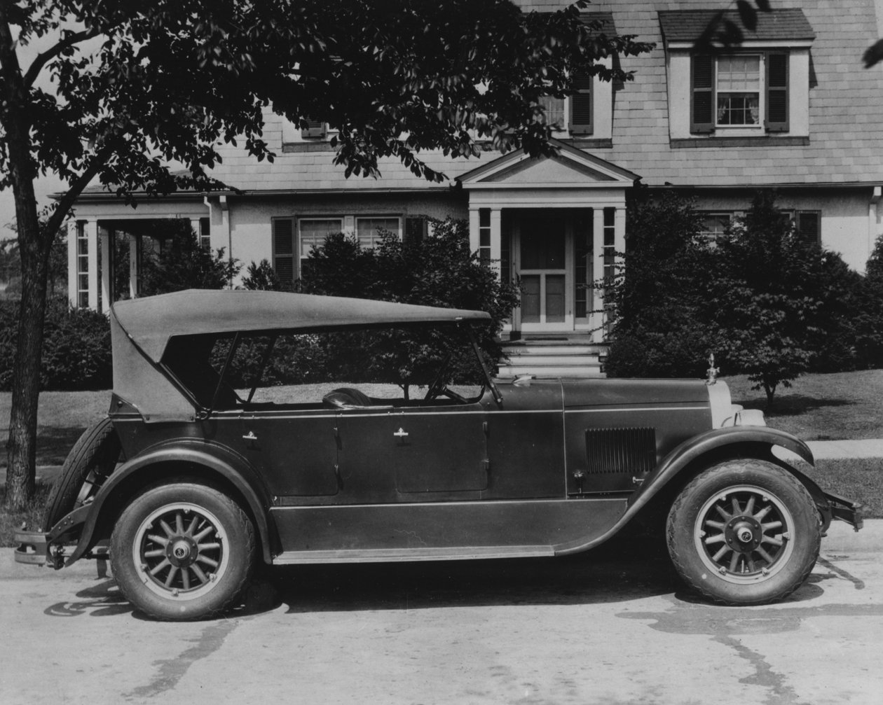 Samochód DuPont przed domem, ok. 1919-30 autorstwa American Photographer