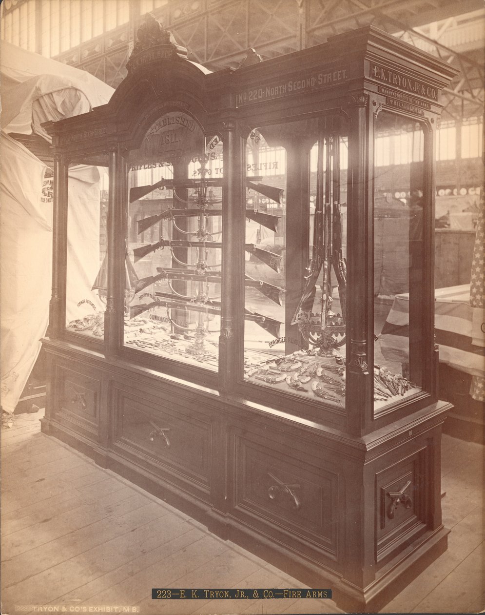 E.K. Tryon Jr. und Co. Firearms, Philadelphia Centennial Exposition, 1876 (druk albumowy) autorstwa American Photographer