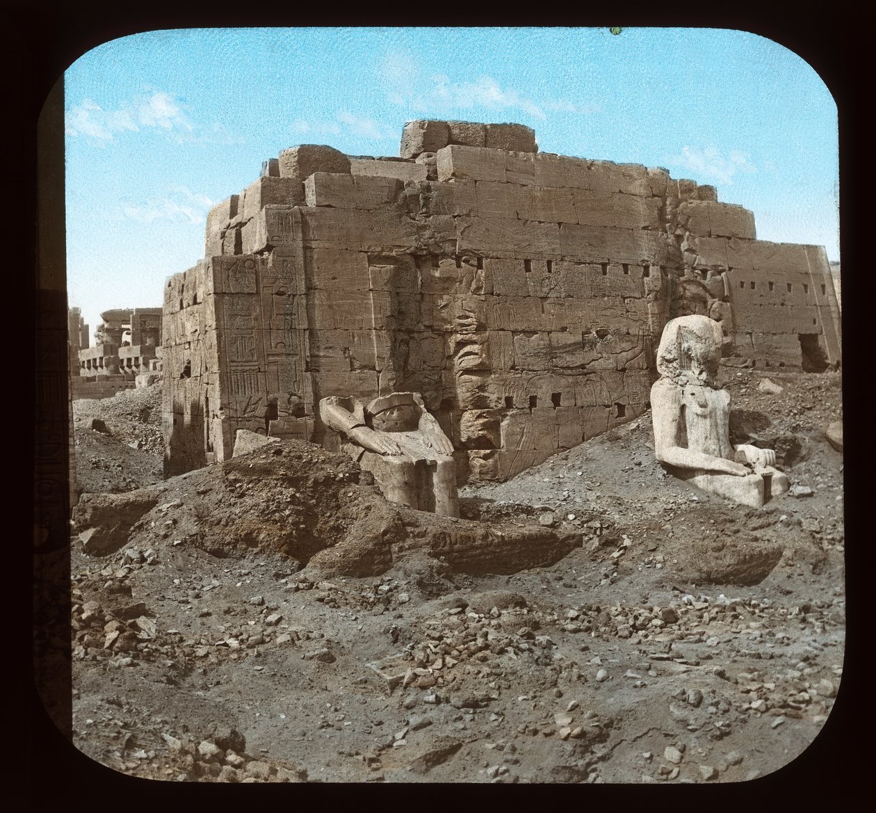 Egipt - Karnak, wielkie posągi (zjeżdżalnia z latarnią) autorstwa American Photographer