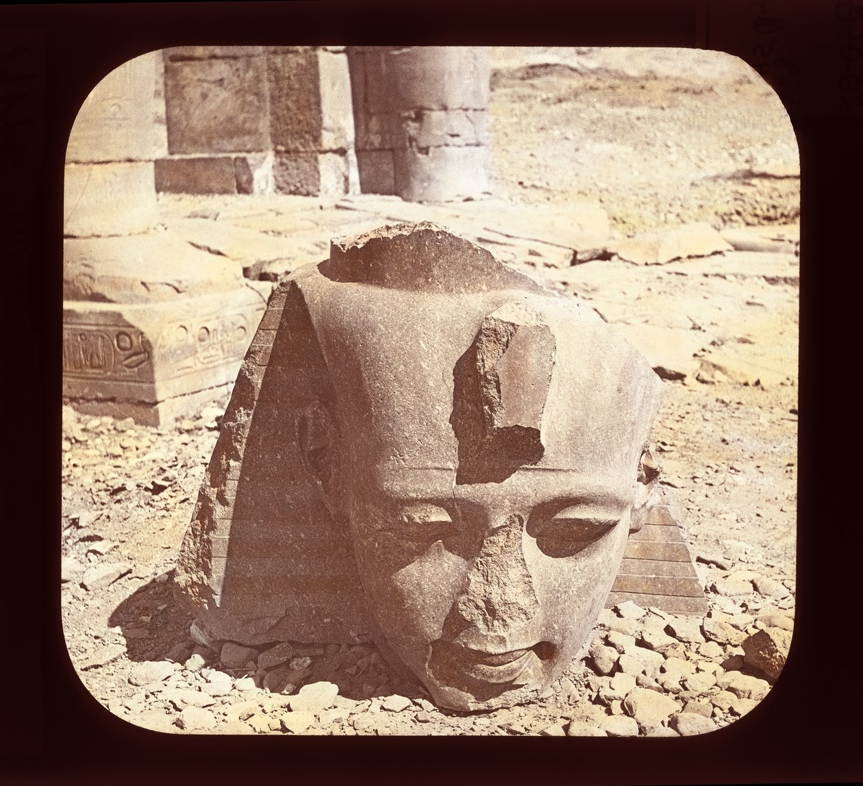 Egipt - Ramesseum, głowa kolosa Ramzesa II, Teby (zjeżdżalnia z latarnią) autorstwa American Photographer