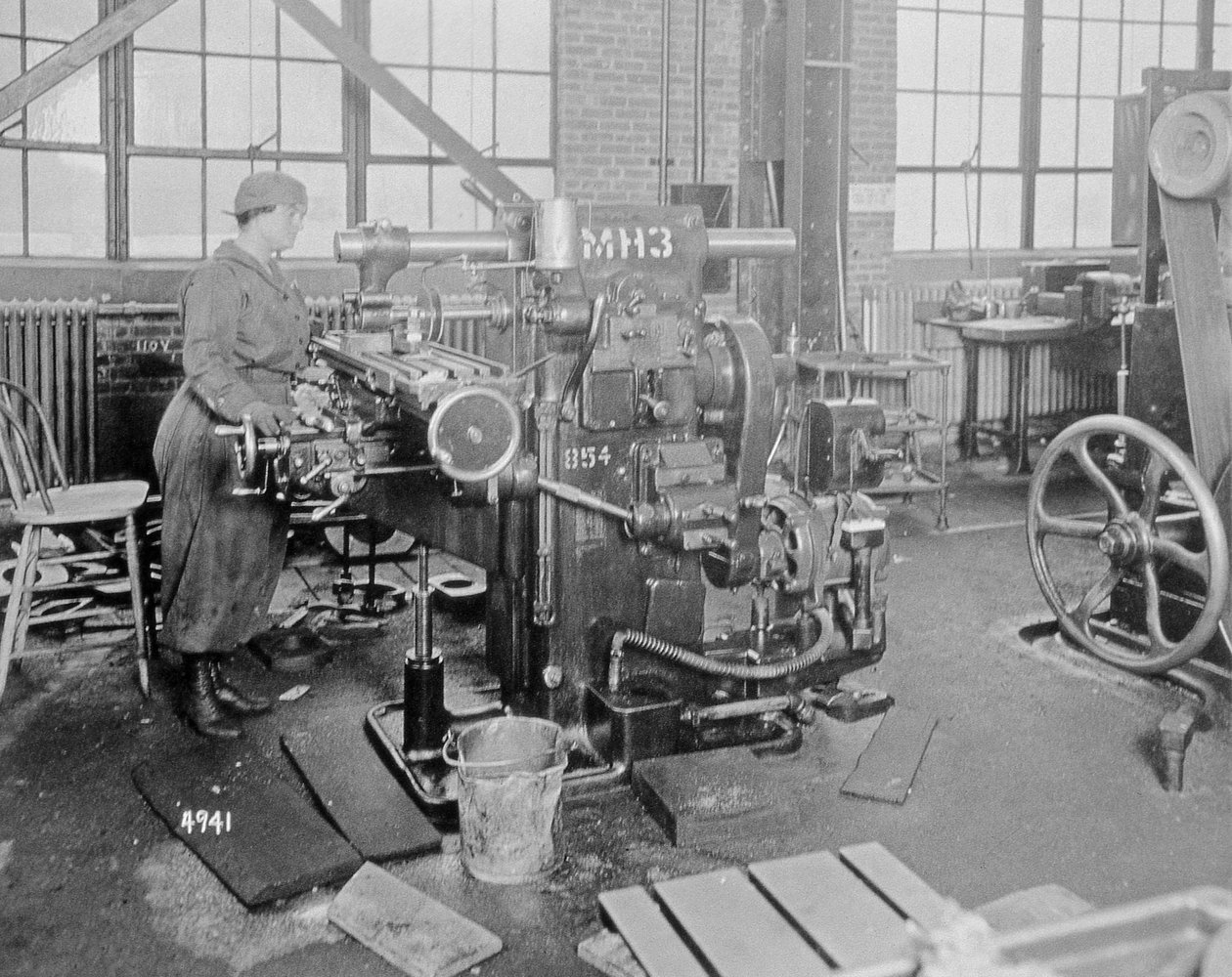 Pracownica fabryki podczas I wojny światowej, ok. 1917 autorstwa American Photographer
