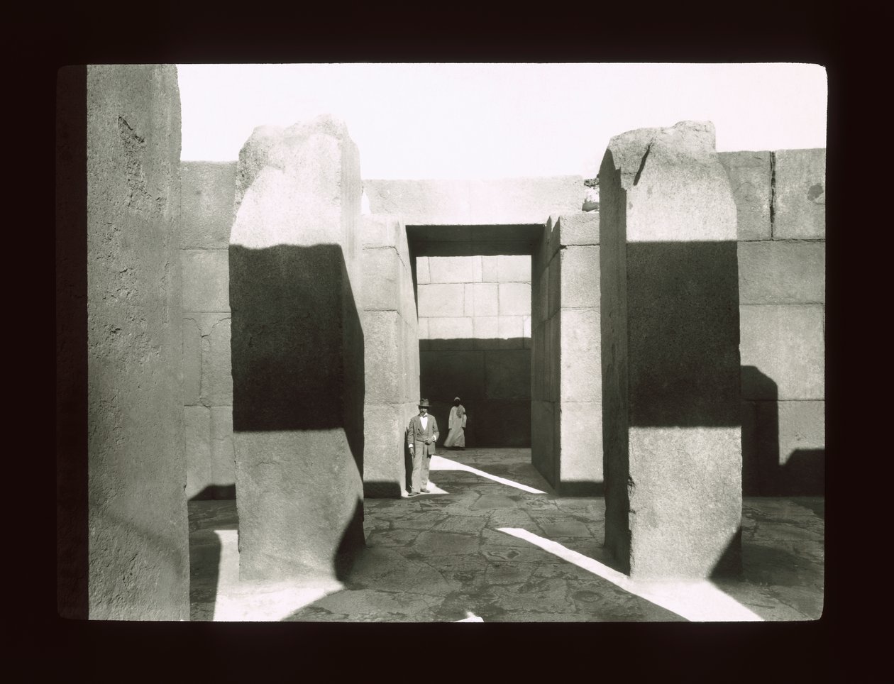 Granitowa świątynia w pobliżu piramidy Chefrena, Giza, IV dynastia (zjeżdżalnia latarni) autorstwa American Photographer