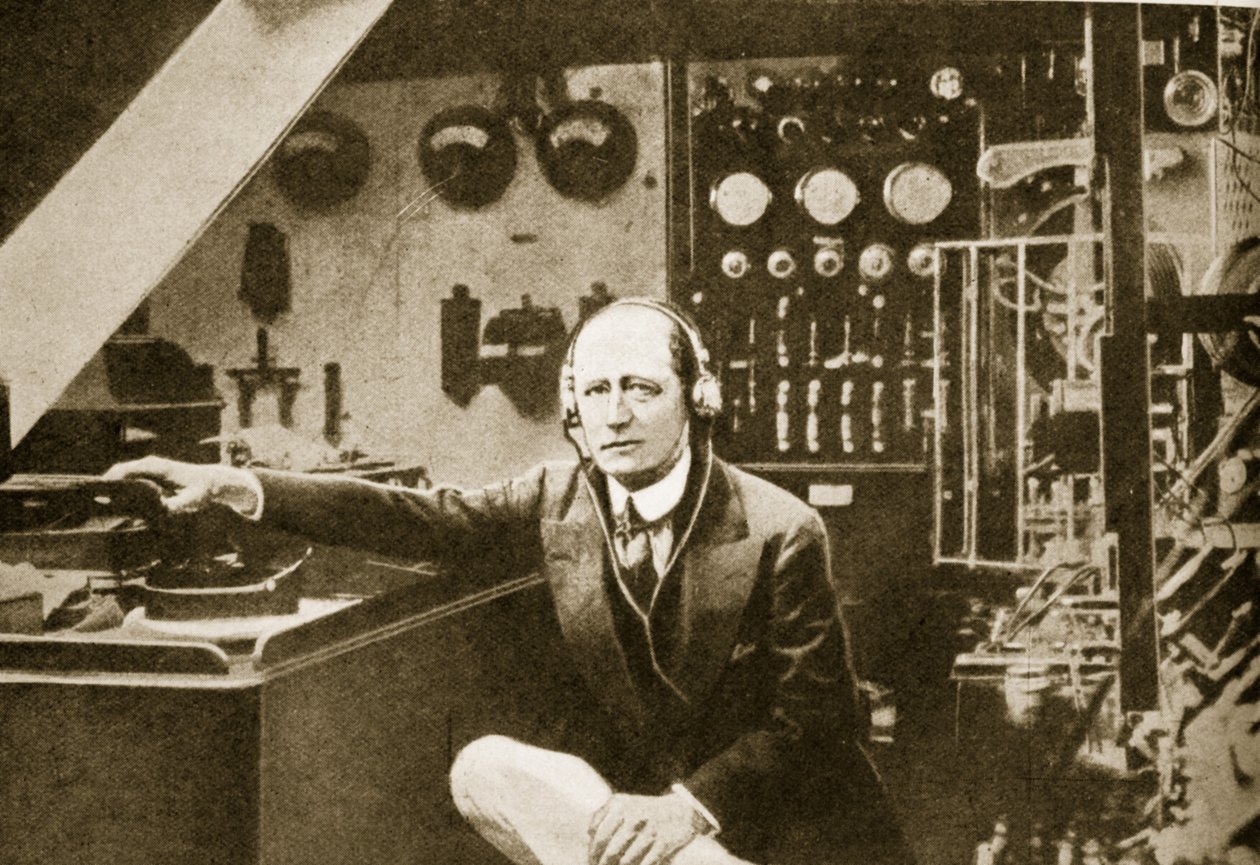 Guglielmo Marconi w bezprzewodowej kabinie swojego jachtu, Elettra (zdjęcie w sepii) autorstwa American Photographer