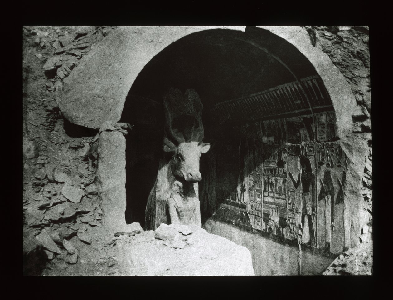 Krowa Hathor w świątyni z XVIII dynastii, Deir El-Bahri (zjeżdżalnia z latarnią) autorstwa American Photographer