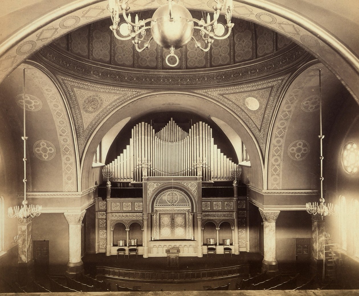 Wnętrze synagogi w Nowym Jorku autorstwa American Photographer