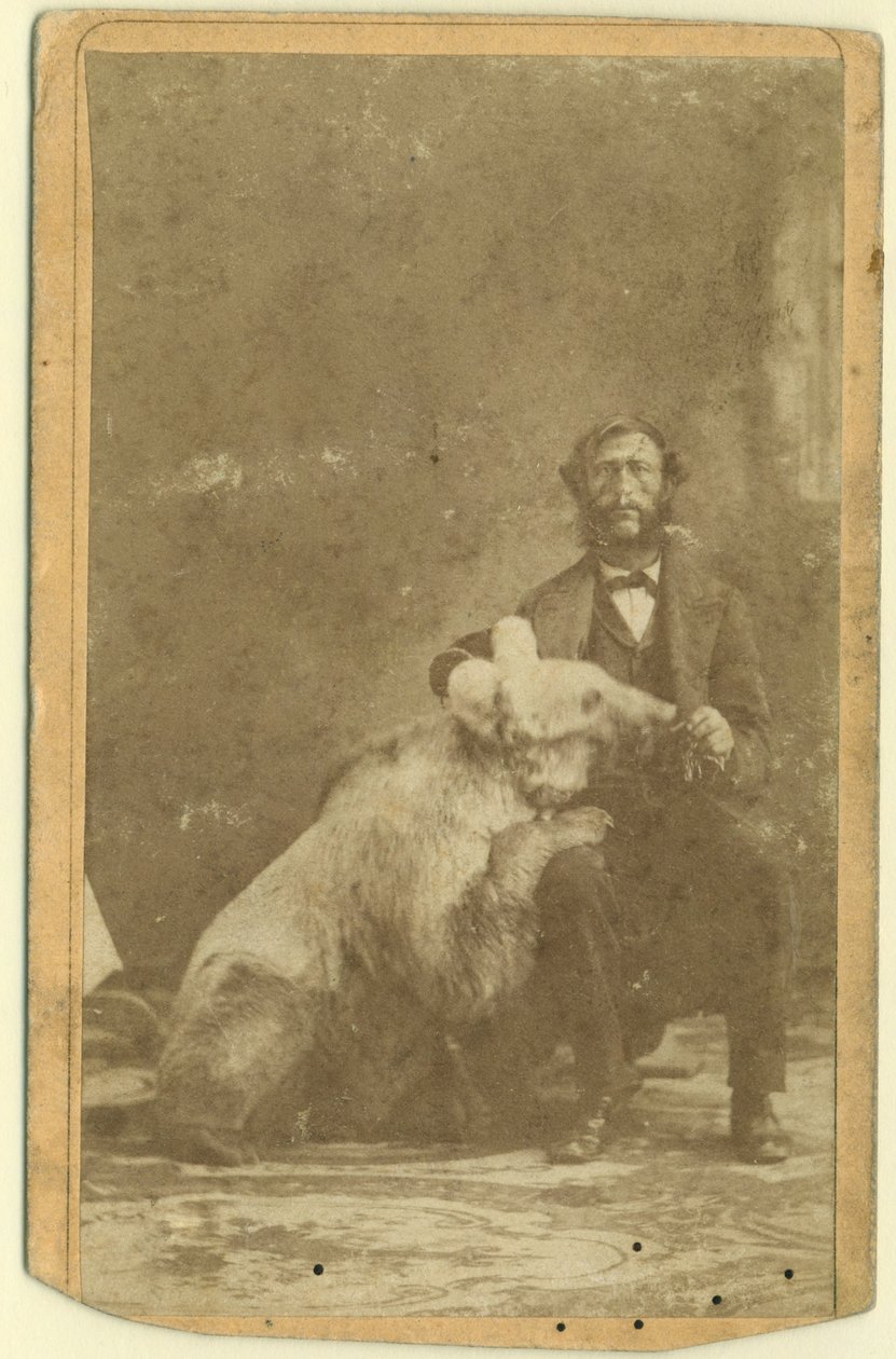 James Capen Grizzly Adams (1807-60) sfotografowany z niedźwiedziem grizzly autorstwa American Photographer