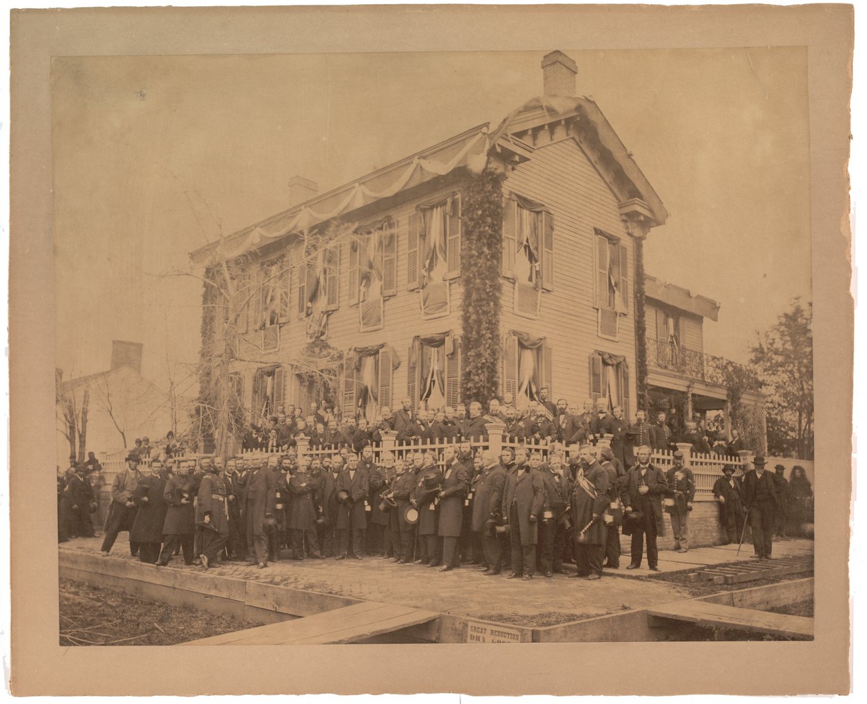 Duża odbitka albuminowa domu Lincolna w Springfield po pogrzebie, 1865 (zdjęcie w sepii) autorstwa American Photographer