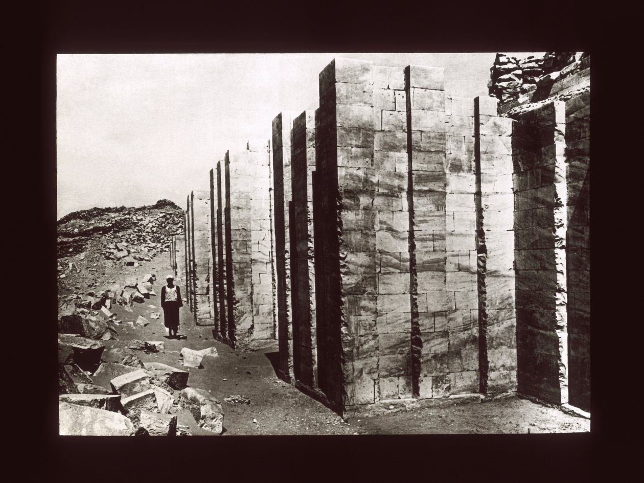 Wapienna obudowa piramidy schodkowej, Sakkara, III dynastia (zjeżdżalnia z latarnią) autorstwa American Photographer